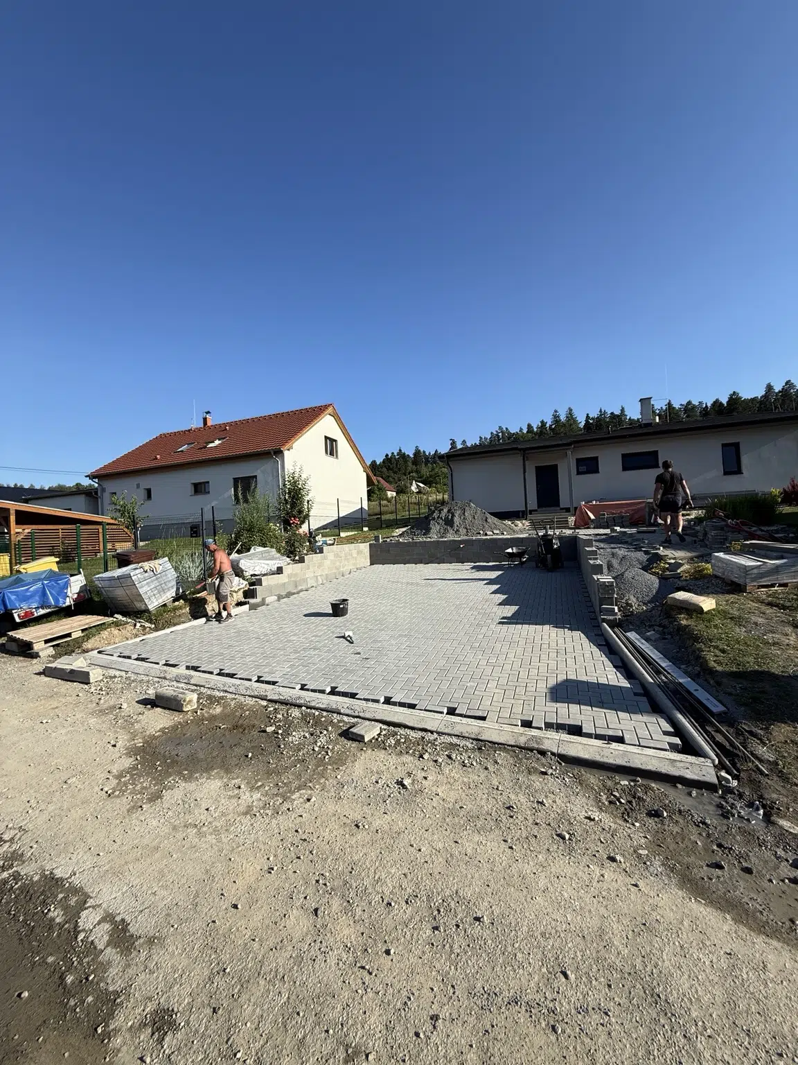 Zámková dlažba u rodinného domu