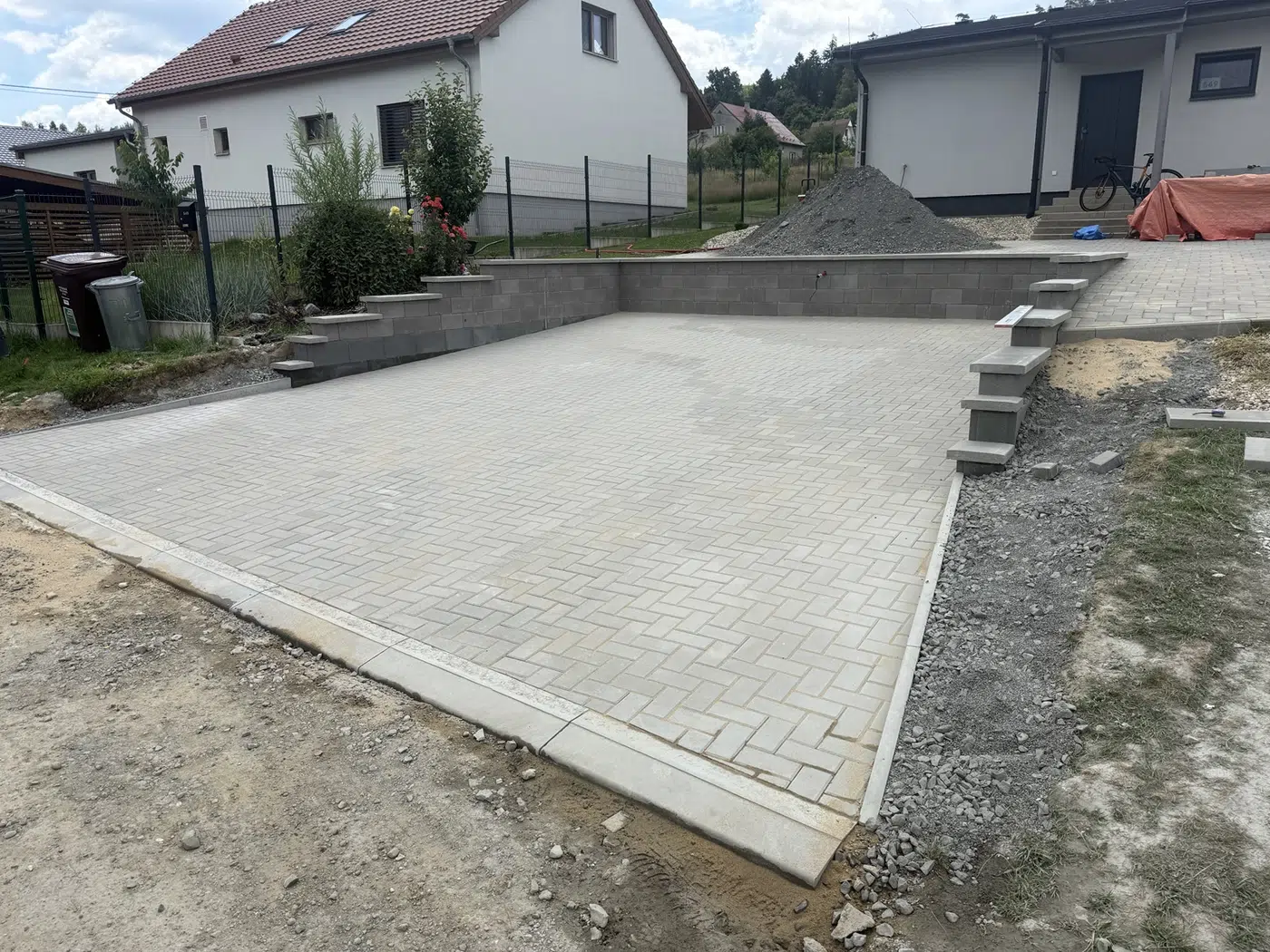Zámková dlažba u rodinného domu