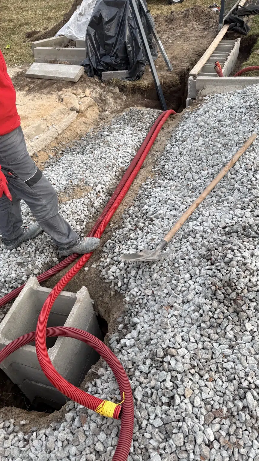 Zámková dlažba s přípravou pro posuvnou bránu