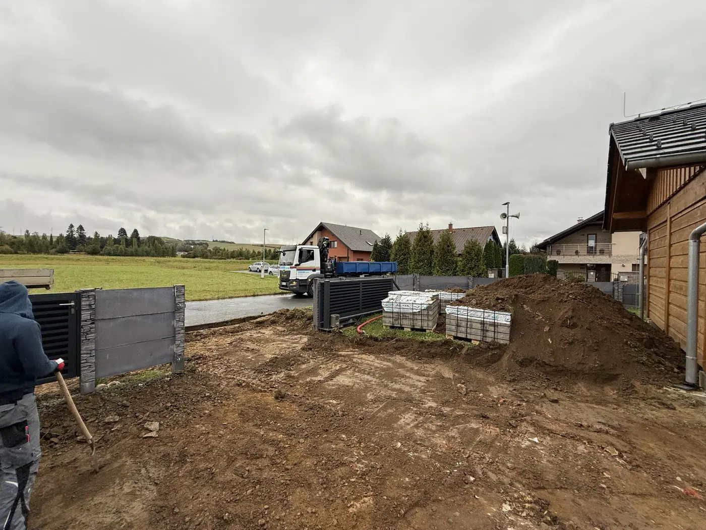 Příjezdová cesta a vstup k domu