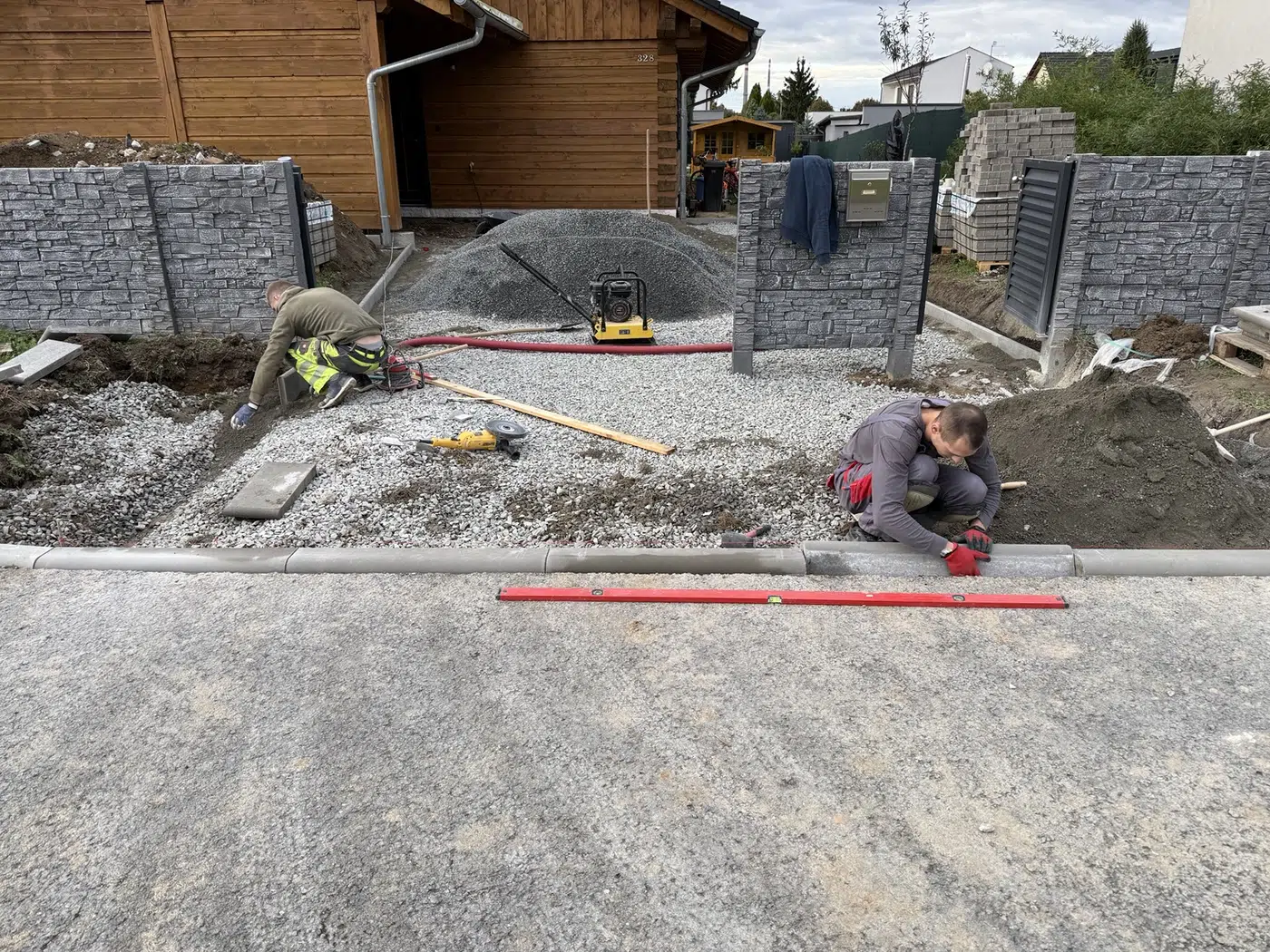 Příjezdová cesta a vstup k domu