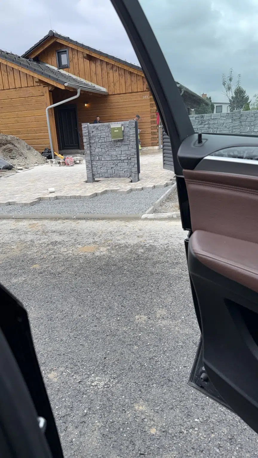 Příjezdová cesta a vstup k domu