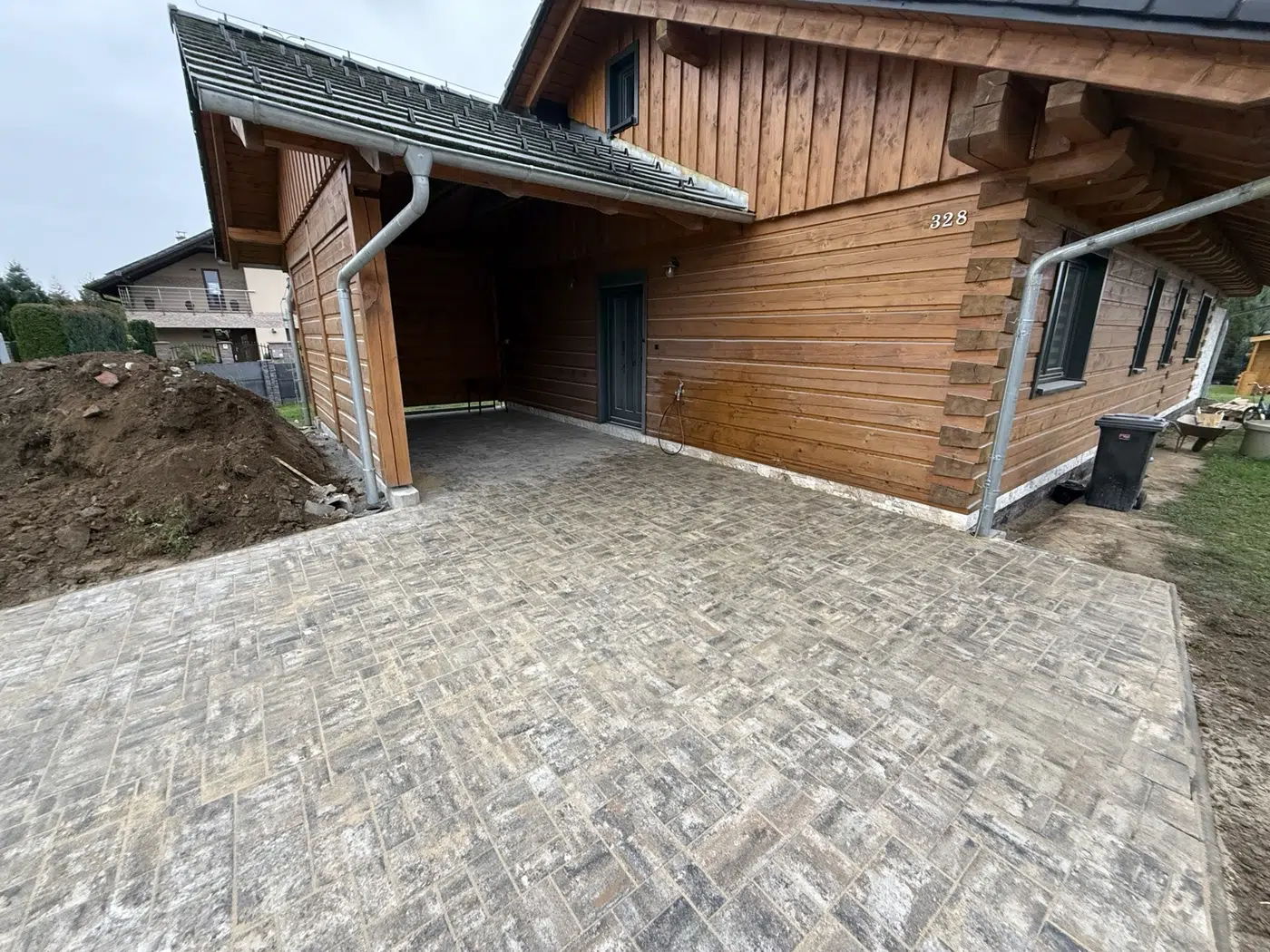 Příjezdová cesta a vstup k domu