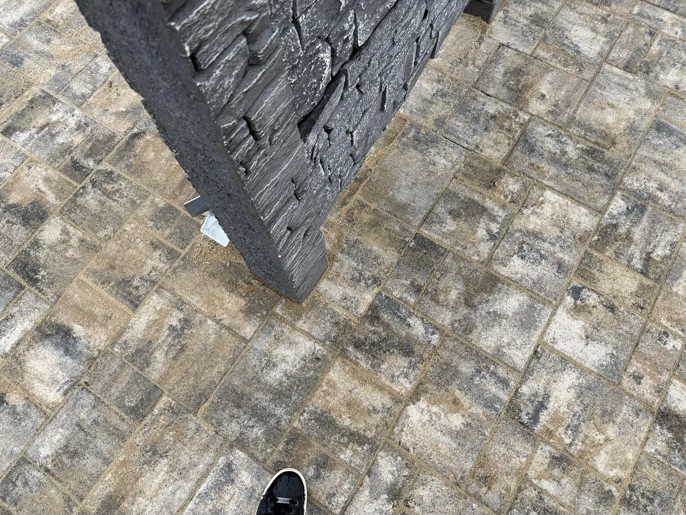 Příjezdová cesta a vstup k domu